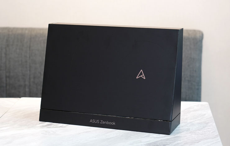 ASUS Zenbook Pro 16X OLED 在外盒的設計方面也不落一般筆電的俗套，梯型造型的包裝盒讓人印象深刻！