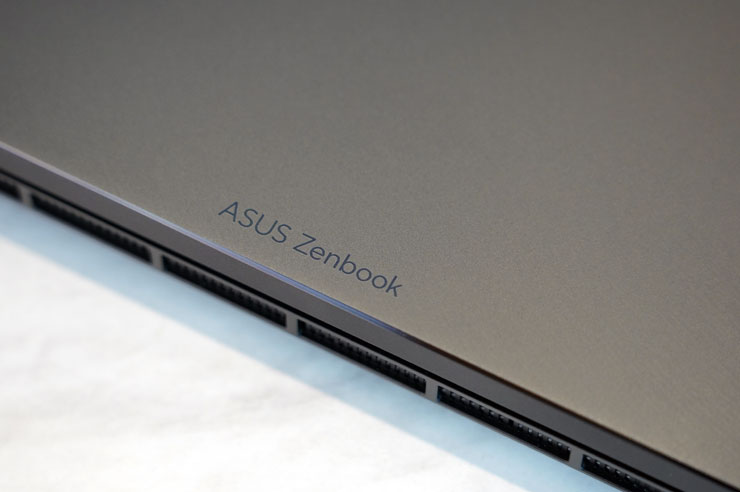 機身上蓋靠近螢幕轉軸處有 ASUS Zenbook 的系列名稱。