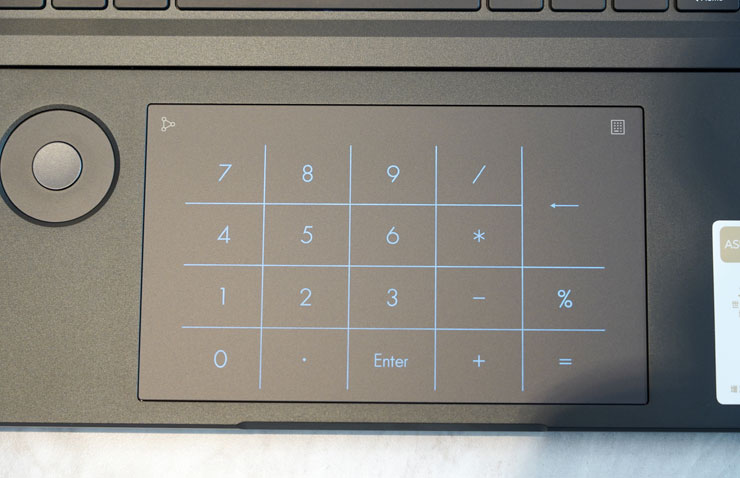 觸控板也能啟動 ASUS NumberPad 2.0 虛擬數字鍵盤功能，方便使用者可以快速輸入數字。