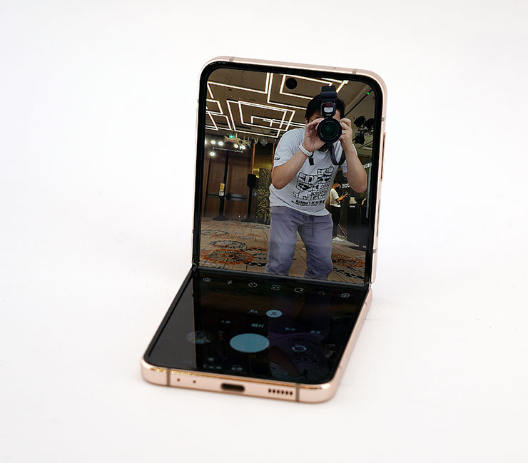 利用手機摺疊作為自拍架使用的 FexCam 模式也是 Galaxy Z Flip4 的主打功能之一。