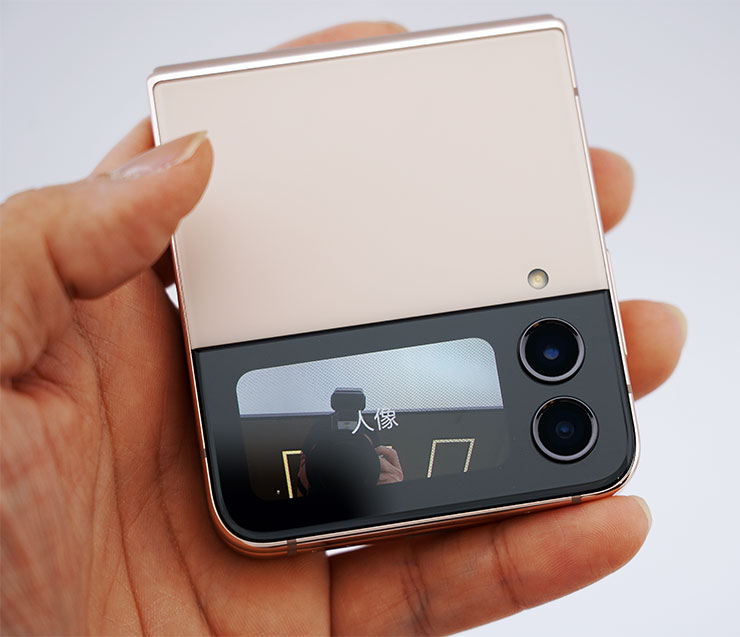 使用封面螢幕拍照功能，Galaxy Z Flip4 新增了人像模式，在啟動相機時左右滑動可切換。
