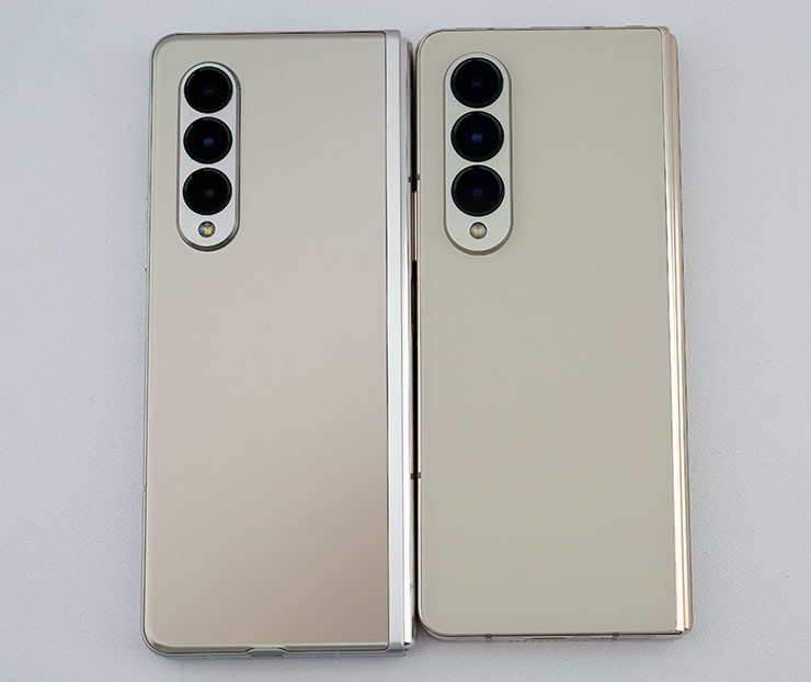 圖左為 Galaxy Z Fold3，圖右為 Galaxy Z Fold4，相機模組似乎 Z Fold4 有略大一些？