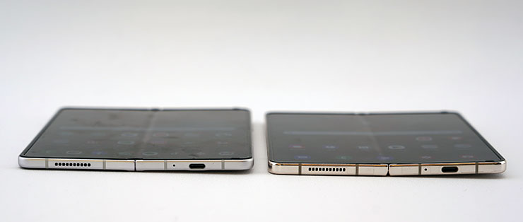圖左為 Galaxy Z Fold3，圖右為 Galaxy Z Fold4，機身攤平的情況下，可看出 Z Fold4 的相機區塊真的有比較凸起一些。