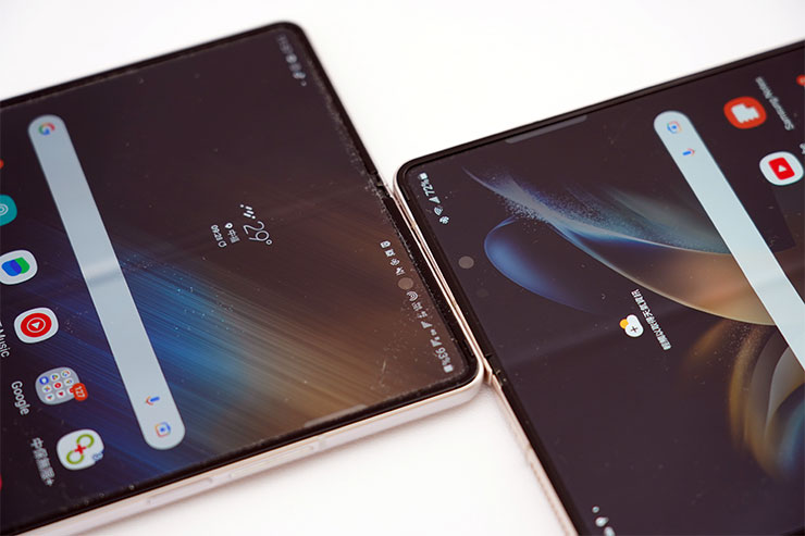 內頁螢幕的螢幕下鏡頭，在黑色顯示並從側面來看，兩款手機看起來差不多，都蠻明顯的。
