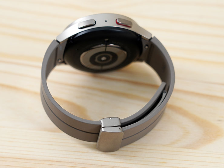 Galaxy Watch5 Pro 背面，錶帶為磁扣式，側邊有兩顆按鈕