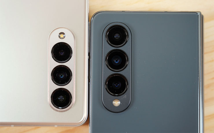 Galaxy Z Fold4（圖右）與 Z Fold3（圖左） 的主相機模組尺寸對比，Z Fold4 明顯大很多