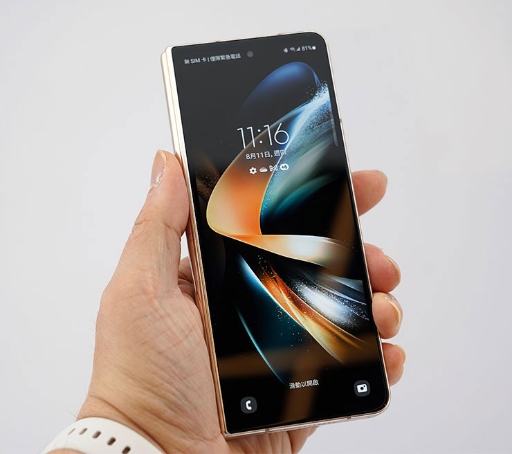 Galaxy Z Fold4 的封面螢幕比例略為加寬，但因為螢幕轉軸體積縮減，握持的手感反而更為提升。