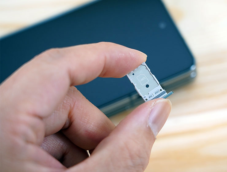 Galaxy Z Fold4 內建正面兩面的雙 nano SIM 卡槽。