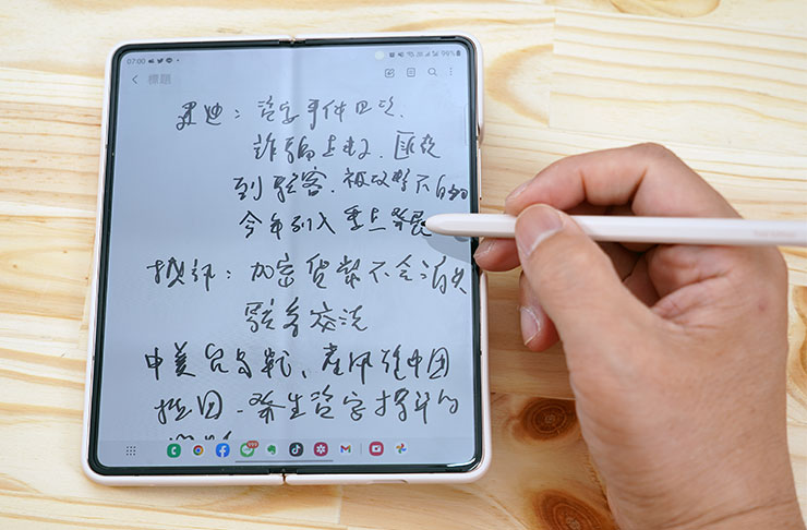 也能使用 S Pen 搭配 Samsung Notes 直接書寫筆記。