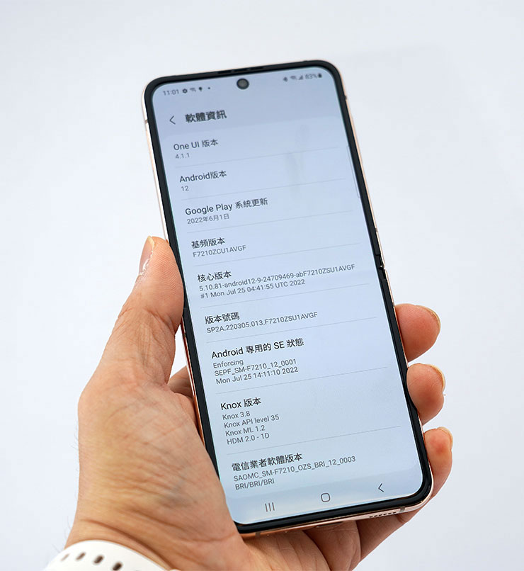 Galaxy Z Flip4 的內頁螢幕展開後有 6.7 吋，也能為使用者帶來更好的操作與視覺體驗。