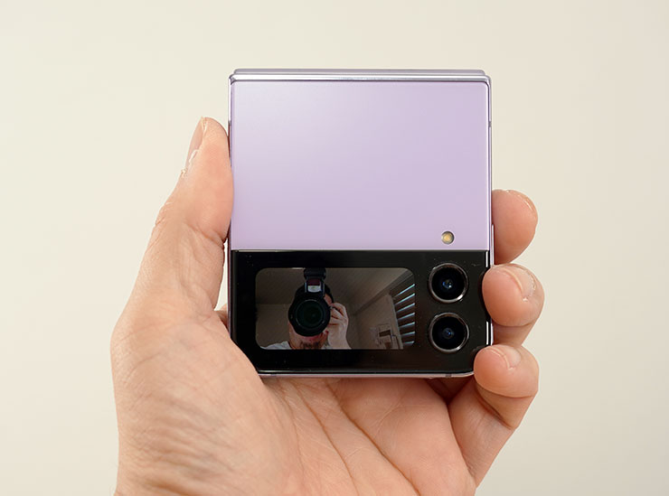 在不展開內頁螢幕的情況下，雙擊側鍵就能開啟相機，並使用封面螢幕預覽拍攝，除了前一代就有的一般拍照與錄影，Galaxy Z Flip4 還加入了背景虛化的人像模式。