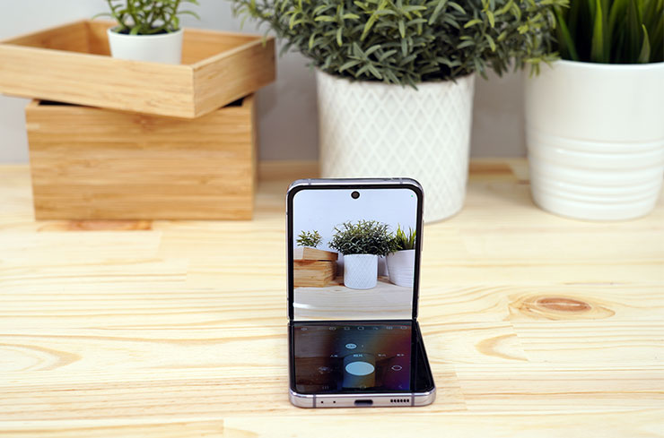Galaxy Z Flip4 的 Flex 模式，相較一般手機帶來更多不同的使用可能，像是免持拍攝就很方便！
