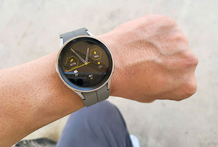 與 Galaxy Z Flip4 和 Z Fold4 同步推出的智慧手錶 Galaxy Watch5 系列擁有更完整的健康監測功能，且 Super AMOLED 螢幕的錶面即使在戶外陽光下也有很好的閱讀效果。（上圖為 Galaxy Watch5 Pro，電池續航可長達 80 小時，更提供預載 GPX 檔案功能，於戶外運動時，爬山及騎單車可依照載入路線移動）