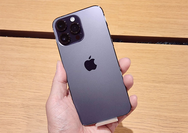 iPhone14 Pro Max 拿在手上的樣子，這個角度看起來比較灰一點。