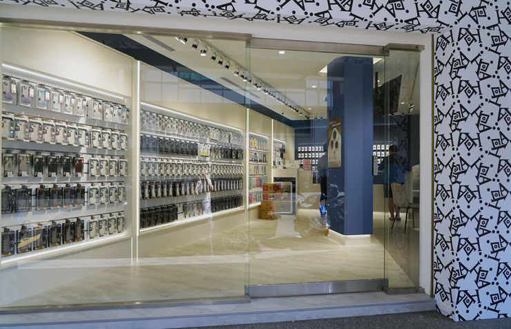 小豪包膜 - 新竹旗艦店 2.0 的店門口有大片落地玻璃，內部的空間一覽無遺。