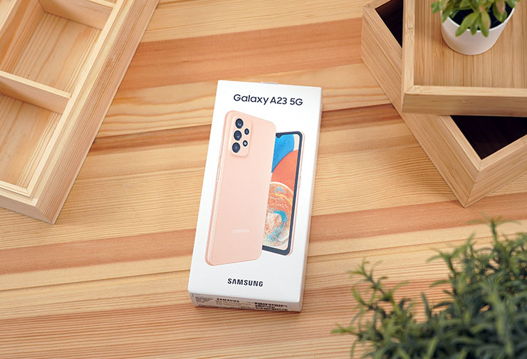 Galaxy A23 5G 也擁有先前受到歡迎的新色「蜜桃豆豆」款式，外盒封面即可看到實機的外觀設計。