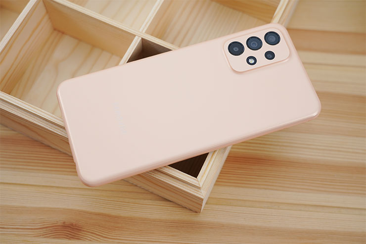 蜜桃豆豆款式的 Galaxy A23 5G 機身色彩粉嫩粉嫩，質感上也營造出如同珍珠一般的光澤感。