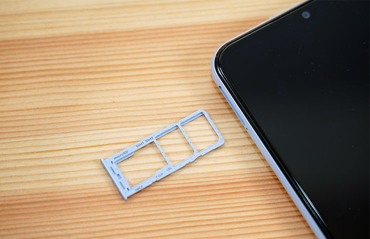 Galaxy A23 5G 的 SIM 卡槽採三獨立槽設計，包括雙 nano SIM 卡與一組 microSD 記憶卡。