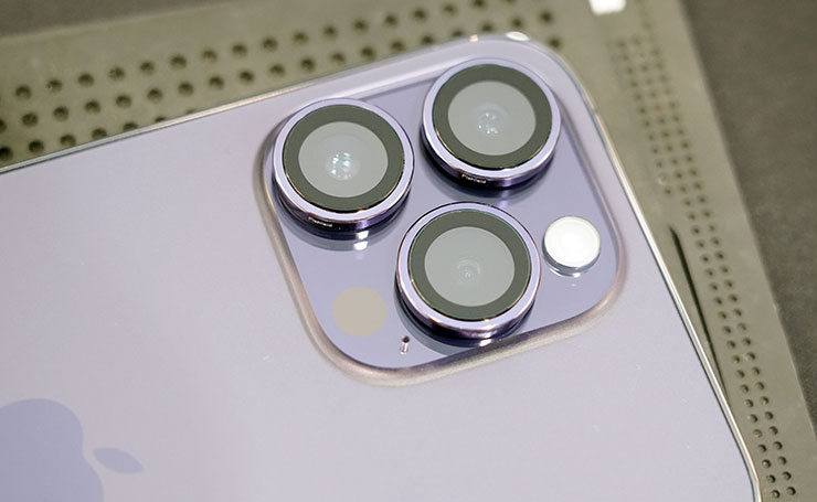 安裝完成後的樣子，這紫色與 iPhone14 Pro Max 的深紫色可說是「無縫接軌」，風格完全一致呢！