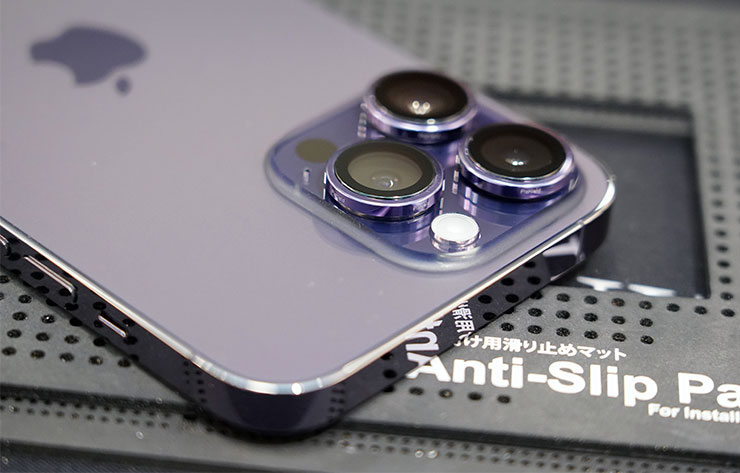 除了正面的螢幕，iPhone14 系列背面的鏡頭凸起也有撞擊受損的可能性，多加一層鏡頭保護貼會更安心！