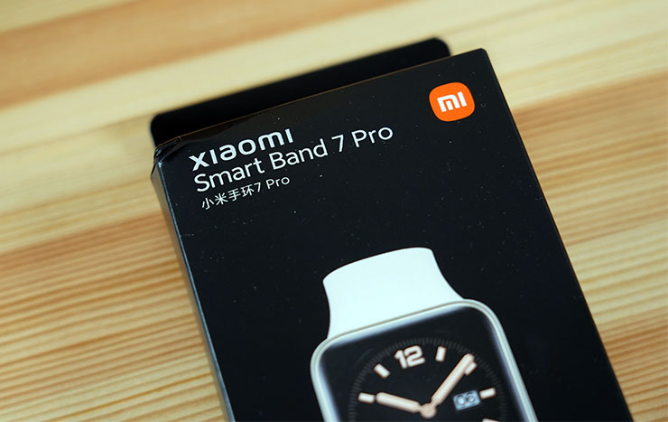 Xiaomi 手環 7 Pro 的外盒與 Xiaomi 手環 7 一樣為全黑設計，有著中英文名稱