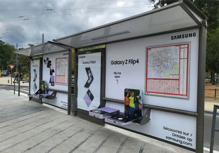 比利時公車站的 Galaxy Z Flip 4  造型椅