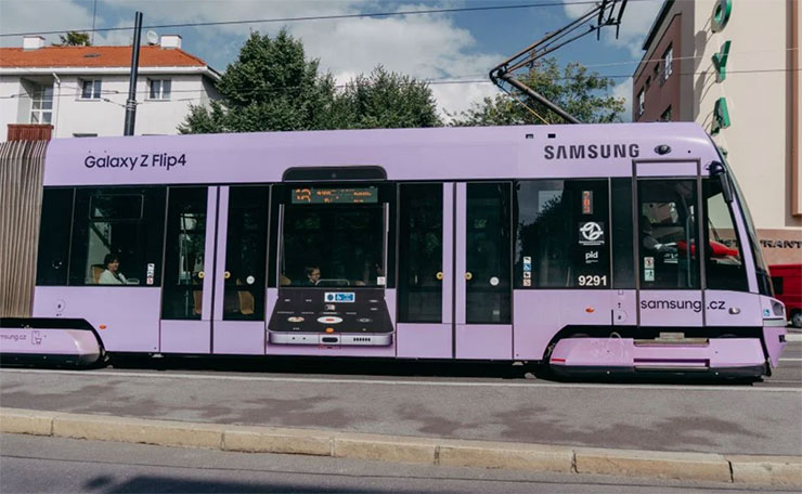 捷克布拉格市的 Galaxy Z Flip4 電車