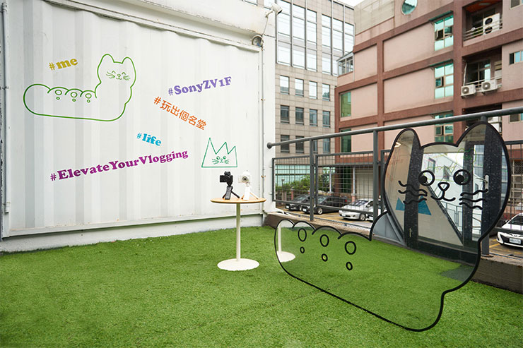  Sony Taiwan特地邀請台灣療癒系人氣插畫家A ee mi以 Vlogging 為主軸設計互動藝術創作，將其代表性的插畫角色變身為可玩性十足的大型喵喵鏡互動裝置