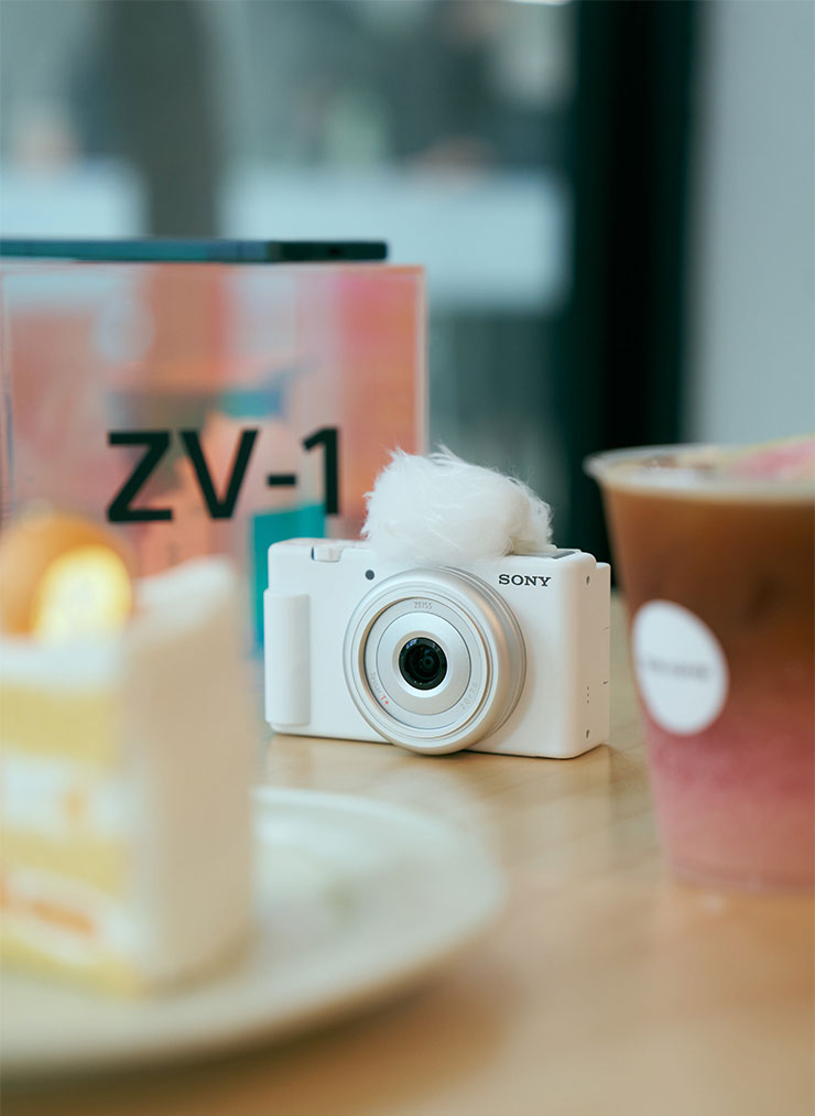 活動期間到訪的民眾不僅能搶先體驗 Vlog 相機ZV-1F 拍攝樂趣，只要拍照打卡並加註指定hashtag，就能解鎖由拉花冠軍咖啡師 – 林奐的限定特調咖啡！