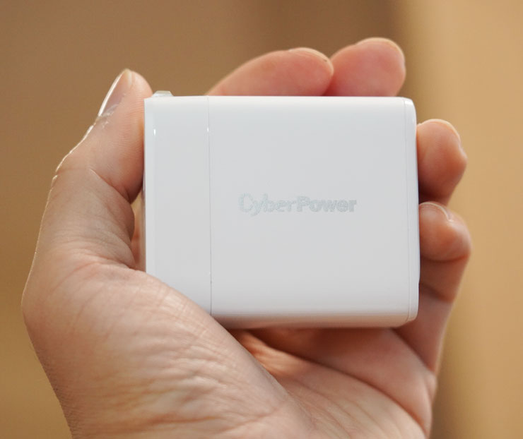 CyberPower USB 充電器 TR11U2C72W-TW本體十分小巧，全機白色設計且可一手掌握。