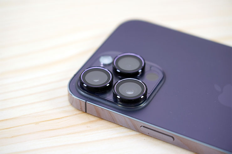 搭配的煙紫黑款式，與 iPhone 14 Pro Max 深紫色風格一致，不仔細看還以為是原機的鏡頭呢！