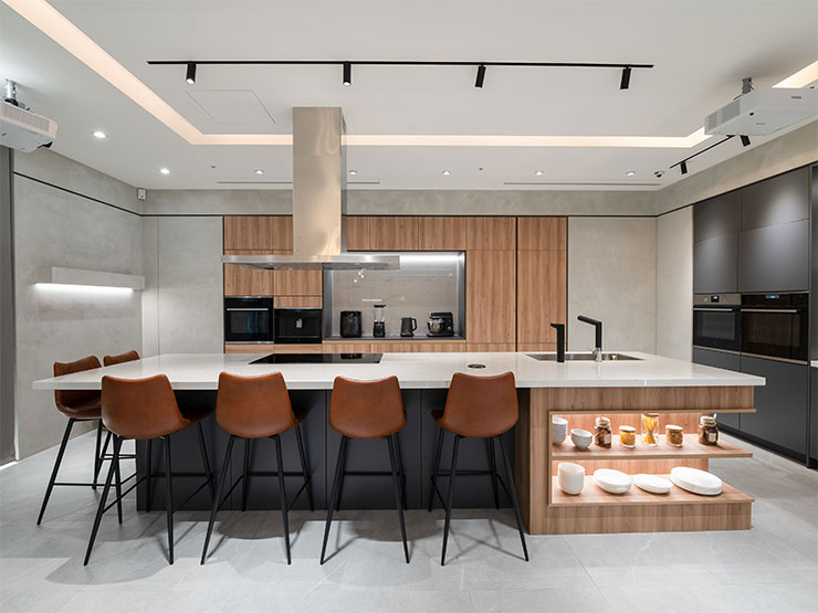 伊萊克斯打造全台首間「美好生活體驗館」,北歐風空間引領人性化智慧家庭生活! - 阿祥的網路筆記本 廚房中島區以金屬流線搭配溫潤木紋,透過伊萊克斯各式廚房家電勾勒出專屬自己的理想廚房空間。