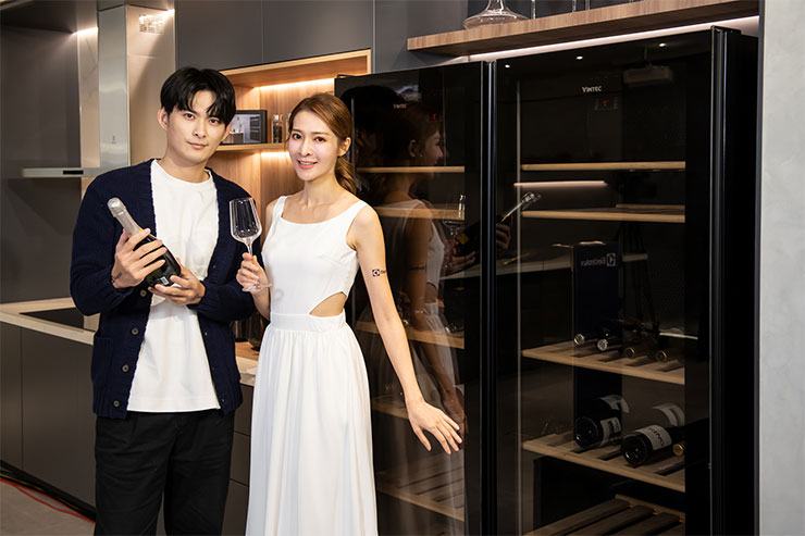 伊萊克斯打造全台首間「美好生活體驗館」,北歐風空間引領人性化智慧家庭生活! - 阿祥的網路筆記本 品酩必備的Vintec獨立式酒櫃提供各式酒類適合的存放溫度,讓生活增添儀式感。