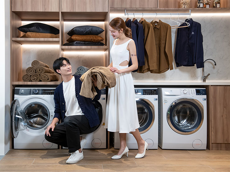 伊萊克斯打造全台首間「美好生活體驗館」,北歐風空間引領人性化智慧家庭生活! - 阿祥的網路筆記本 洗衣間以伊萊克斯極淨呵護系列洗衣機各式高效洗護技術,實踐Make It Last自然永續「衣」然如新理念,降低衣物汰換率。