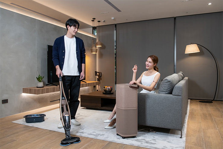 伊萊克斯打造全台首間「美好生活體驗館」,北歐風空間引領人性化智慧家庭生活! - 阿祥的網路筆記本 客廳區搭配伊萊克斯環境清潔家電,Pure A9.2空氣清淨機和極適家居無線濕拖吸塵器,為此區挹注北歐家的溫暖靜謐氣息,打造出最適家人歡笑共處的客廳氛圍。