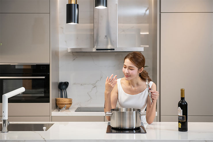 伊萊克斯打造全台首間「美好生活體驗館」,北歐風空間引領人性化智慧家庭生活! - 阿祥的網路筆記本 都會風格廚房搭配伊萊克斯極致美味500兩口感應爐、嵌入式烤箱和極淨呵護洗碗機等廚房家電,十足展現北歐美學。