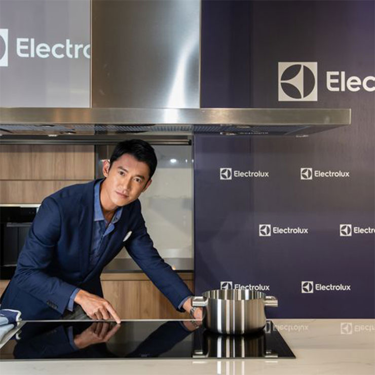 伊萊克斯打造全台首間「美好生活體驗館」,北歐風空間引領人性化智慧家庭生活! - 阿祥的網路筆記本 吳慷仁大讚廚房中島區,開放式的中島設計料理的同時也能與家人交流增進情感。