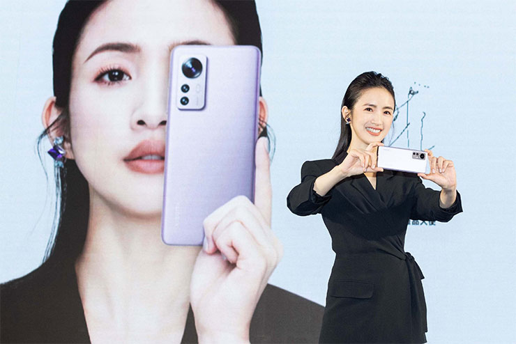 Xiaomi 12 Series全系列採精品質感設計，用流暢俐落的線條、柔滑的霧面觸感與溫潤樸質的色彩，體現大師級工藝美學，更以超越同價位帶的性能與體驗，堪稱年度科技與美學結合的頂尖。