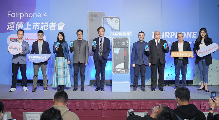 史上最環保手機「Fairphone 4」遠傳獨賣!高達五年生命週期,打造綠色永續電子供應鏈! - 阿祥的網路筆記本 史上最環保的手機 Fairphone 4 即日起獨家於遠傳預售與開賣,共創淨零永續與綠色電子供應鏈。(左起皇鋒通訊業務行銷總監陳柏州、ZEMO 零邁移動服務股份有限公司執行長呂學儒、台灣永續發展協會策略發展總監王玲珉、仁寶電腦創意中心資深執行副總暨皇鋒通訊執行副總陳禧冠、遠傳電信資深副總趙憶南、Fairphone 共同創辦人Miquel Ballester Salva、TASS 社團法人台灣永續供應協會理事長賴樹鑫、美國高通公司業務開發資深總監 Terry Yen、皇鋒通訊營運總監張尹奕。)