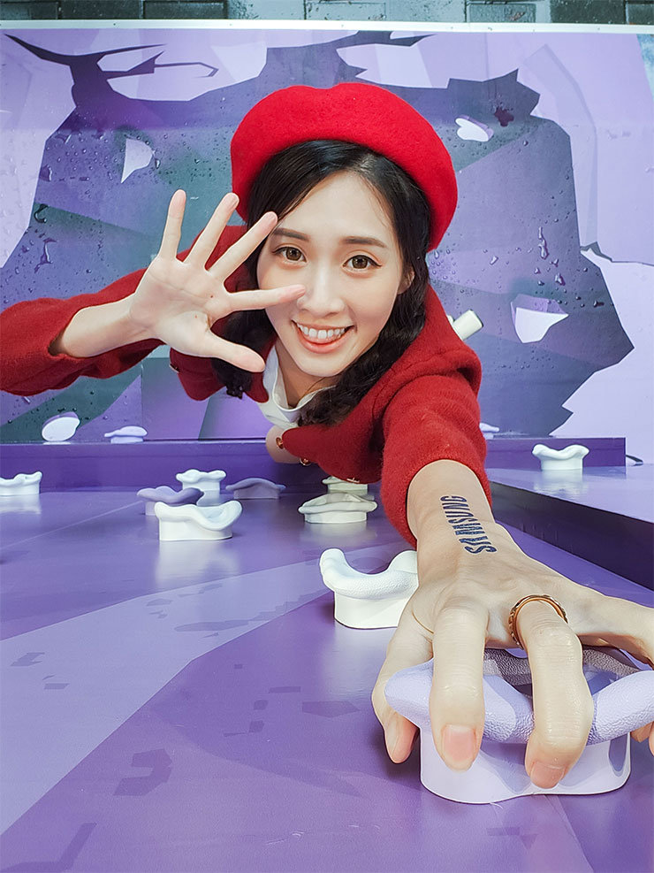 紫色攀岩牆，Galaxy Z Flip4 位於高空俯拍的特別效果