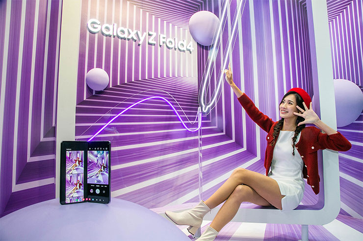 拍照體驗區模擬時尚秀背景，搭配 Galaxy Z Flip4 低角度拍攝