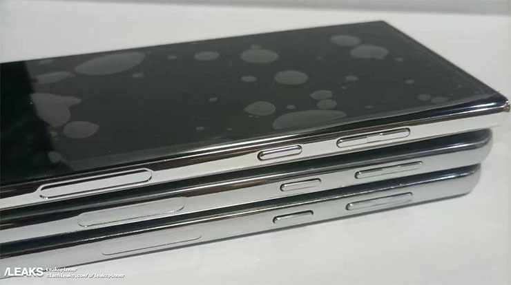 另一組 /LEAKS 流出的 Galaxy S23 全系列模型機比較，機身右側的按鈕，下方有一個奇怪的區塊不知道是什麼（有點像側置指紋辨識器？但一般來說側置指紋辨識器會和電源整合）