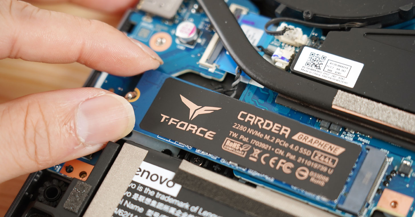 十銓 T-FORCE CARDEA Z44L 黑武士 M.2 PCIe SSD 開箱實測：超薄石墨稀專利散熱一貼降溫，長保效能穩定輸出！ - 阿祥的網路筆記本