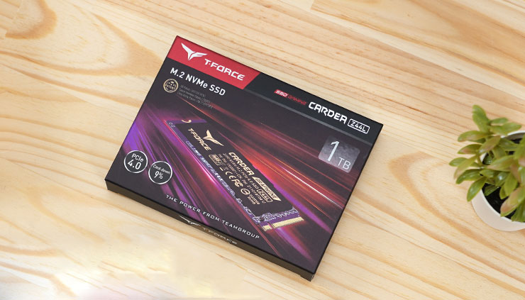 T-FORCE CARDEA Z44L 採用了吸睛的彩盒包裝，封面的產品本體與具速度感的背景搭配很有科技感，相關規格也都詳列在盒身上。