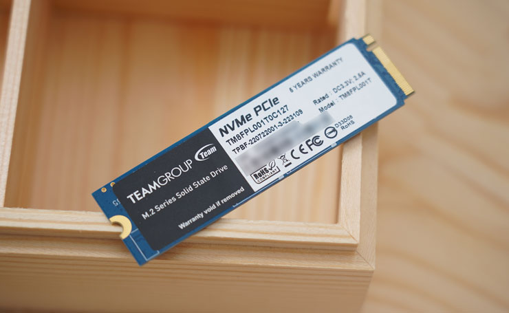 T-FORCE CARDEA Z44L 本體正面已經有一層標籤貼紙保護。