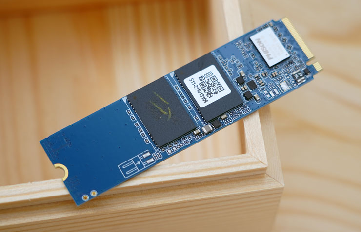 撕下標籤貼紙，可看到單面佈局的兩顆 NAND 晶片與控制器，由於此款 SSD 為 DRAM-Less 設計因此沒有搭配 DRAM。