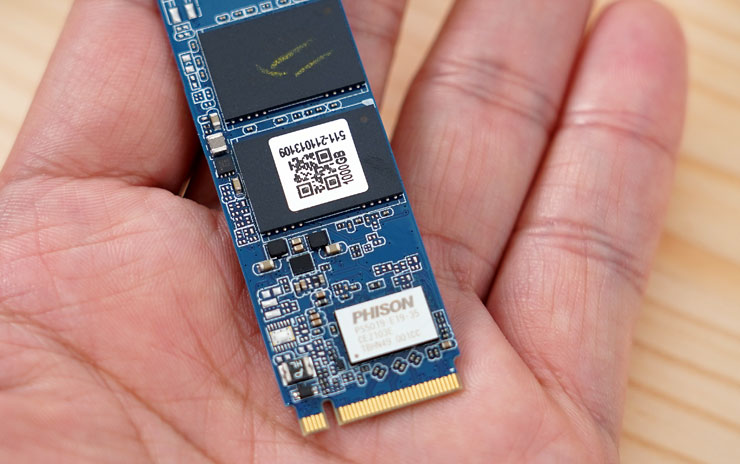 NAND 晶片採用的是美光 176 層的 TLC 3D NAND 技術，控制器為群聯的 PHISON PS6103-29，也是 DRAM-Less SSD 常見的配置，用料算是很紮實。