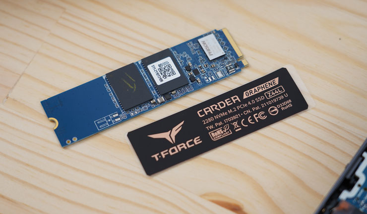 T-FORCE CARDEA Z44L 也隨附了一片「超薄石墨烯散熱片」，雖說是散熱片，但厚度極薄與 SSD 的標籤貼紙無異。