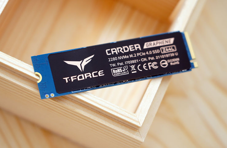 透過背膠貼合在 T-FORCE CARDEA Z44L 即可完成安裝，使用起來非常簡單！