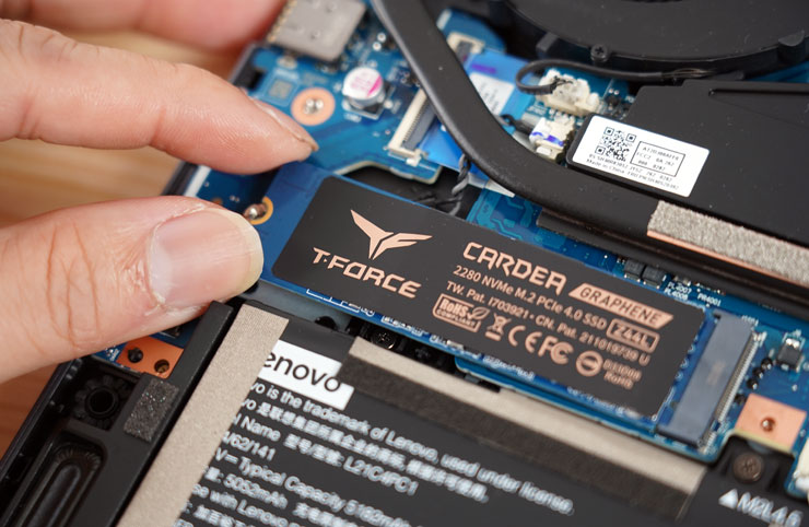 針對使用者在意的 PCIe Gen4 SSD 的溫度控制，T-FORCE CARDEA Z44L 搭配了十銓專利的超薄石墨烯散熱片，在不增加 SSD 厚度的情況下提供更好的散熱效果，也很適合空間較為窄小的筆記型電腦使用。